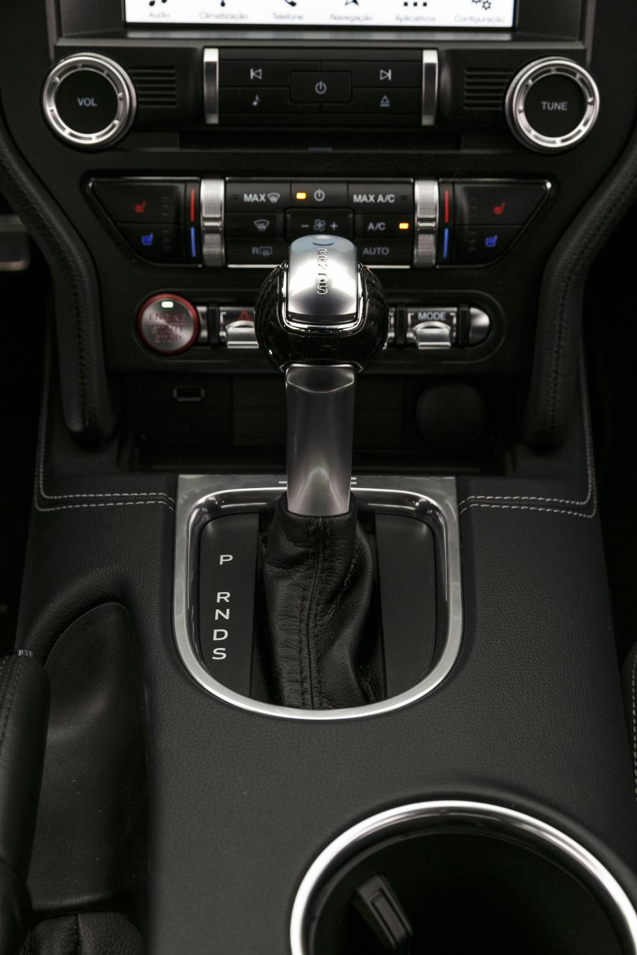 Детали интерьера Ford Mustang GT Black Shadow 2019 года  (LA) (фото 3 из 40)